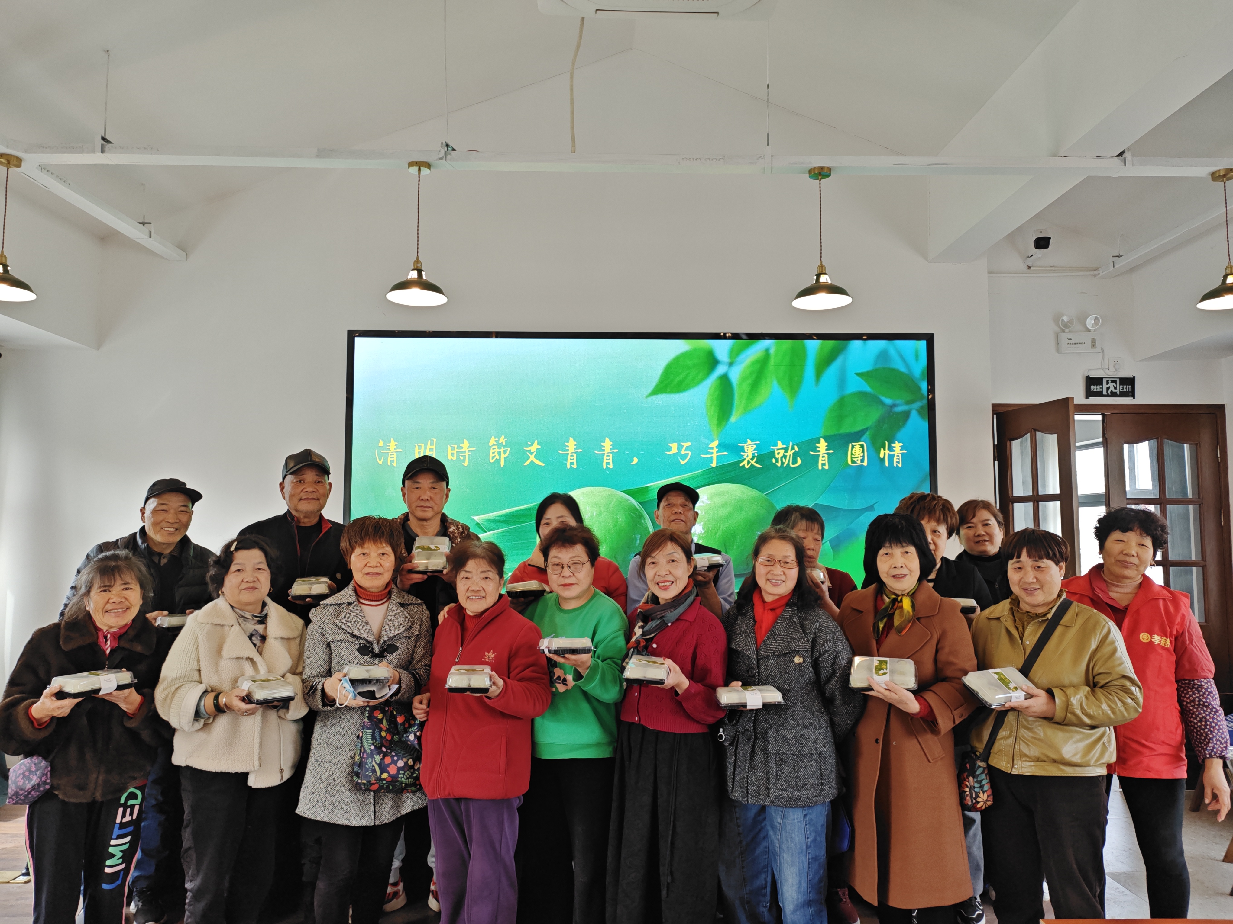 新时代文明实践丨清明时节艾青青,巧手裹就青团情