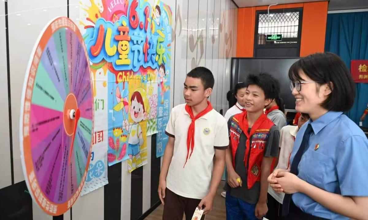 一场沉浸式体验活动，让法治之花开在多民族孩子心中