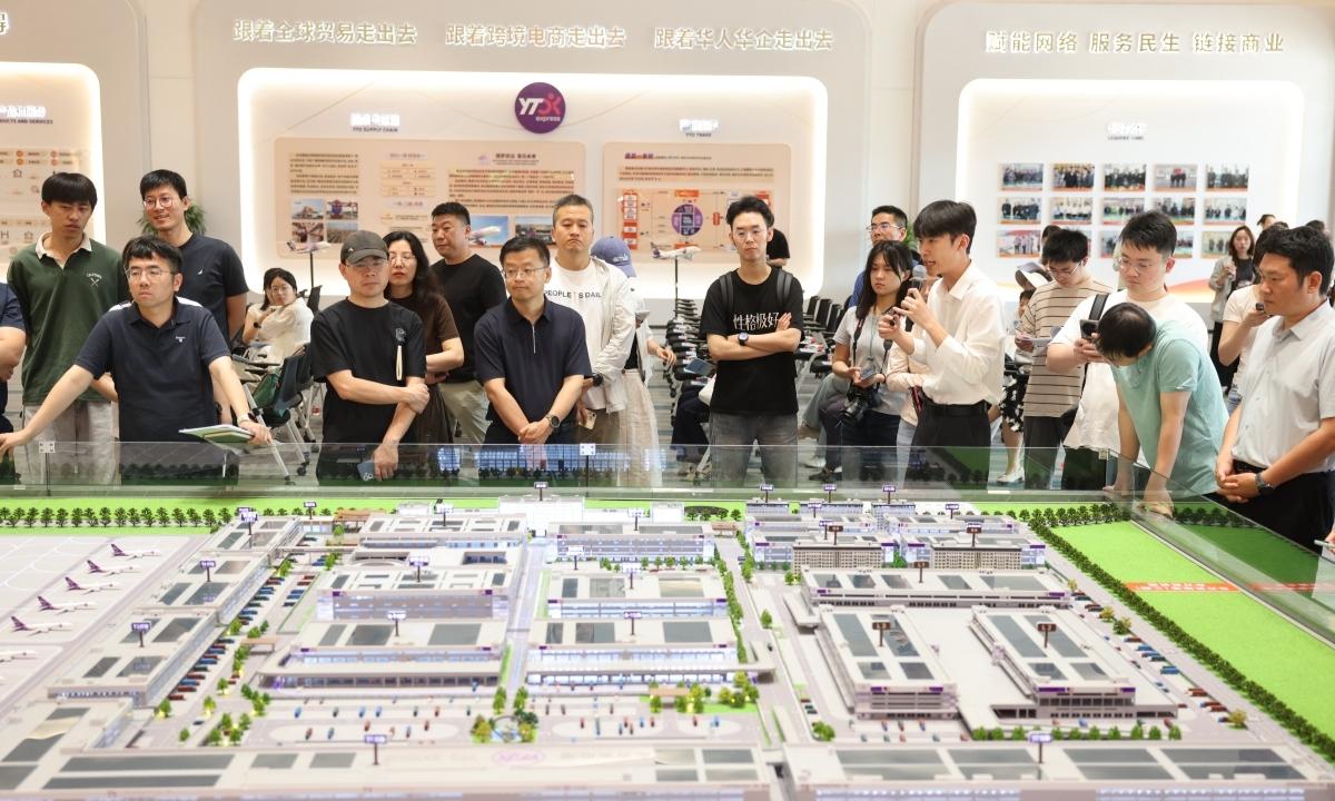 央媒组团“探秘”嘉兴航空物流高质量发展