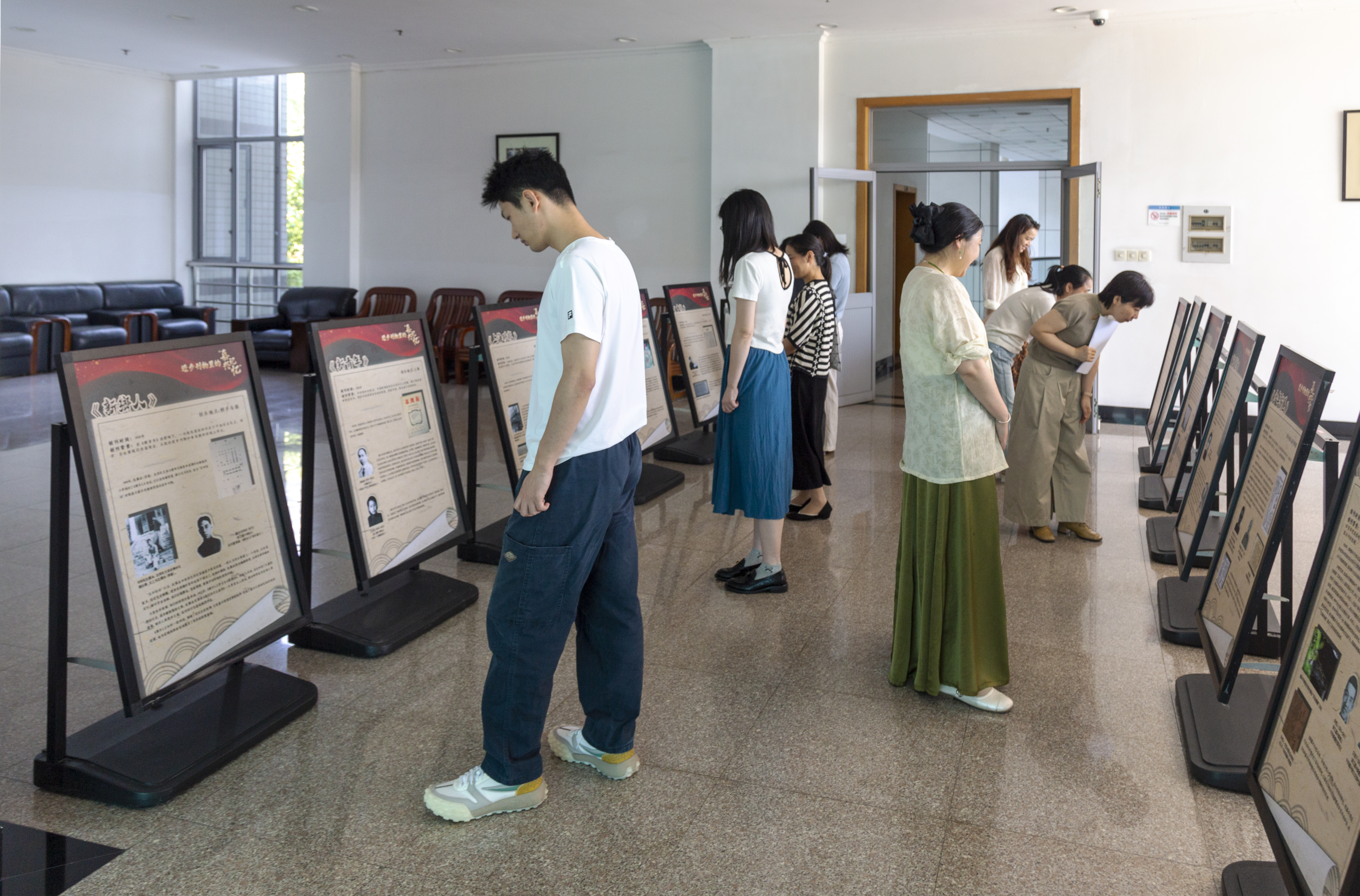 秀洲区红色档案展诉说百年嘉兴记忆.jpg