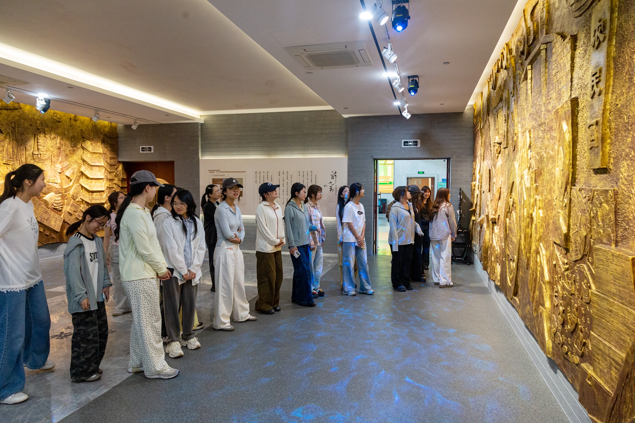 青年学生参观秀洲区档案馆展厅.jpg
