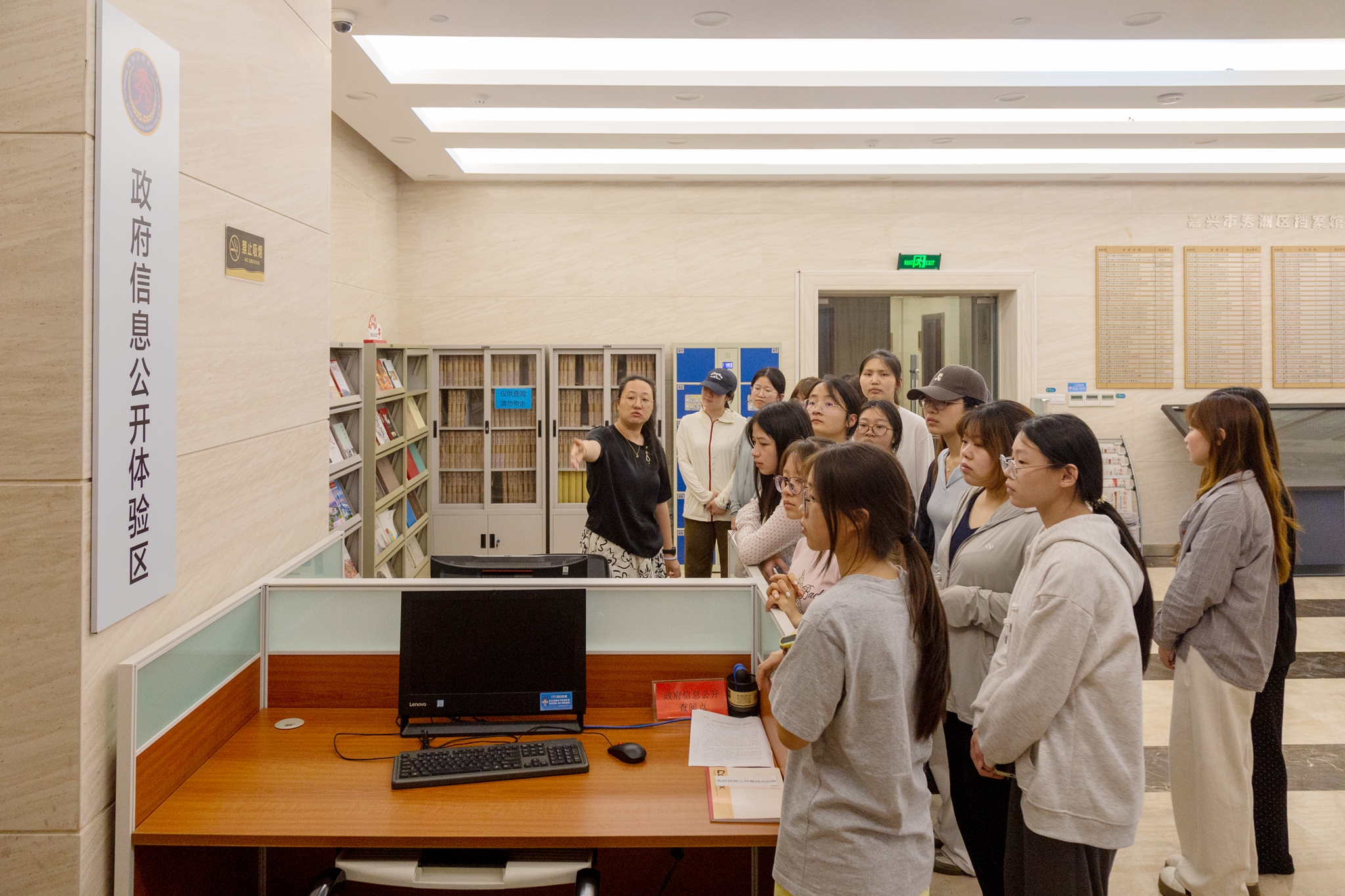 青年学生参观查档大厅.jpg